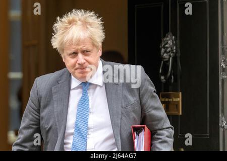 London, Großbritannien. 27. April 2022. Boris Johnson, MP, Premierminister, verlässt die Downing Street 10, um Fragen des Premierministers zu stellen. (Foto von Ian Davidson/SOPA Images/Sipa USA) Quelle: SIPA USA/Alamy Live News Stockfoto