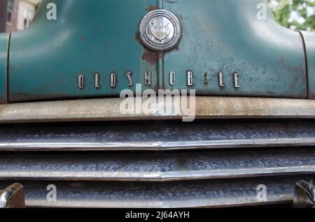 Grillen Sie auf einem alten Oldsmobile Stockfoto