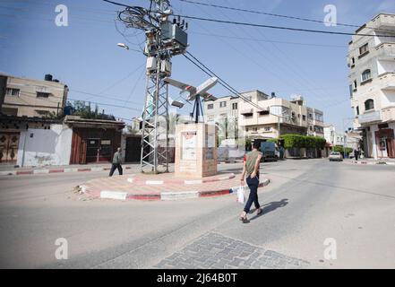 Gaza, Palästina. 26. April 2022. Ein Palästinenser kommt an einem Modell einer Drohne namens „'Ababil'“ im Zentrum des Gazastreifens vorbei und ist die erste Drohne, die vor Ort hergestellt wurde und von den Ingenieuren der Kassam Brigaden, dem militärischen Flügel der islamischen Bewegung Hamas im Gazastreifen, entwickelt wurde. (Bild: © Yousef Masoud/SOPA Images via ZUMA Press Wire) Stockfoto