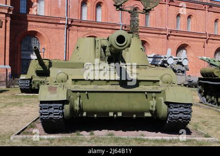 Riesige Kanone auf dem Tank Vorderansicht Stockfoto