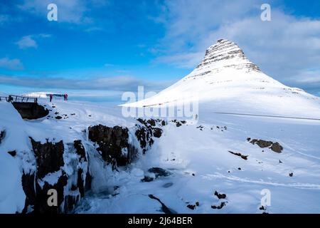 Foto von Kirkjufellsfoss und Kirkjufell in der Nähe von Grundarfjšr ur, Sn¾fellsnes Peninsula, Island. Stockfoto