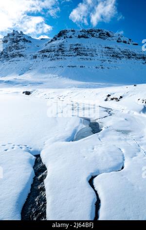 Foto des Frühlings in Island, westlich von Kirkjufellsfoss, in der Nähe von Grundarfjörður, Halbinsel Snæfellsnes, Island. Stockfoto