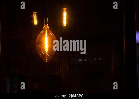 Eine LED-Glühbirne im Vintage-Stil in einem Fensterdisplay Stockfoto