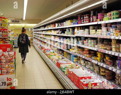 (220427) -- BERLIN, 27. April 2022 (Xinhua) -- Ein Verbrauchergeschäft in einem Supermarkt in Berlin, Hauptstadt von Deutschland, am 27. April 2022. Das Verbrauchervertrauen in Deutschland hat sich im April inmitten des Russland-Ukraine-Konflikts deutlich verschlechtert, so eine monatliche Studie des Nürnberger Marktforschungsinstituts GfK am Mittwoch. Aufgrund der „Explosion der Energiepreise“ und der hohen Inflation ging der zukunftsgerichtete GfK-Indikator für Mai um 10,8 Punkte auf ein historisches tief von minus 26,5 Punkten zurück, so die Studie, die auf Interviews von rund 2.000 deutschen Verbrauchern basierte. (Xinhua/Ren Pengfei) Stockfoto