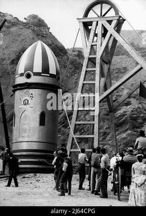 MEN HISSEN RAKETENSCHIFF JULES VERNE'S RAKETE ZUM MOND, 1967 Stockfoto