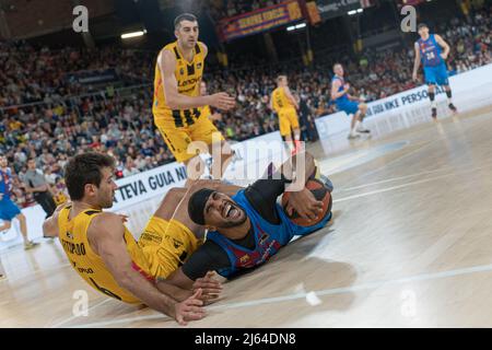 Barcelona, Spanien. 24. April 2022. Nikola Mirotic wurde während des Spiels der Endesa League zwischen F.C Barcelona und Lenovo Teneriffa im Palau Blaugrana in Aktion gesehen. Endergebnis; F.C Barcelona 69:65 Lenovo Teneriffa (Foto: Ricard Novella/SOPA Images/Sipa USA) Quelle: SIPA USA/Alamy Live News Stockfoto