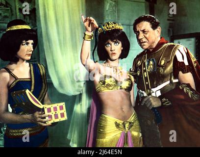 SID JAMES, AMANDA BARRIE, WEITER AUF CLEO, 1964 Stockfoto