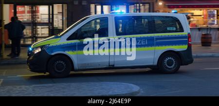 Berlin, Deutschland. 27. April 2022. Ein Polizeiauto, das zu einem Polizeieinsatz in Berlin fährt. (Bild: © Michael Kuenne/PRESSCOV über ZUMA Press Wire) Stockfoto