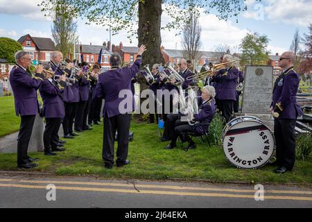 Der Jahrestag des ANZAC-Tages (Australian and New Zealand Army Corps) wurde von Veteranen und Kadetten in der Warrington Soldiers Corner begangen Stockfoto