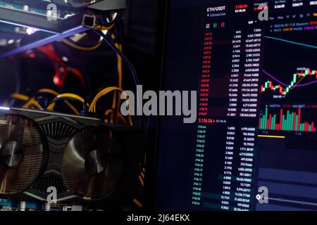 Grafikkarten in Rig für den bergbaubetrieb ethereum im Hintergrund Börse ETH Chart. Stockfoto