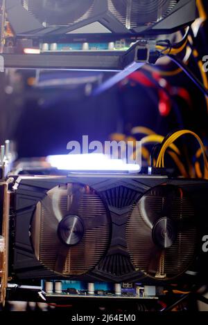 Nahaufnahme von Details der modernen Bergbau-Rig mit gpu, Grafikkarten für die Erstellung von Bitcoin digitale Währung verwendet. Elektronische Geräte mit Lüftern. Cryptocurrenc Stockfoto