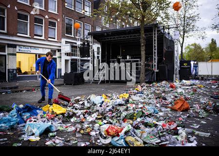 2022-04-27 21:05:24 AMSTERDAM - die Überreste der Nacht des Königs werden aufgeräumt. Nach zwei stummen Coronajahren feierten die Holländer wie gewohnt den Königstag. ANP RAMON VAN FLYMEN niederlande Out - belgien Out Stockfoto