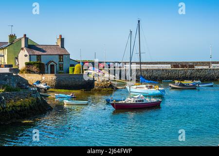 Der Hafen von Cemaes liegt an der Nordwestküste von Anglesey, North Wales, Großbritannien Stockfoto