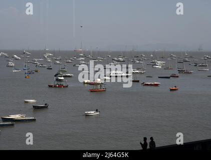 Mumbai, Maharashtra, Indien. 27. April 2022. Private Boote ankerten am Arabischen Meer nahe dem Gateway of India in Mumbai. Fähren und private Boote werden als Transportmittel für Passagiere verwendet, um vom Gateway of India aus zu nahe gelegenen touristischen Zielen wie der Insel Elephanta und Alibaugh zu kommen. (Bild: © Ashish Vaishnav/SOPA Images via ZUMA Press Wire) Stockfoto