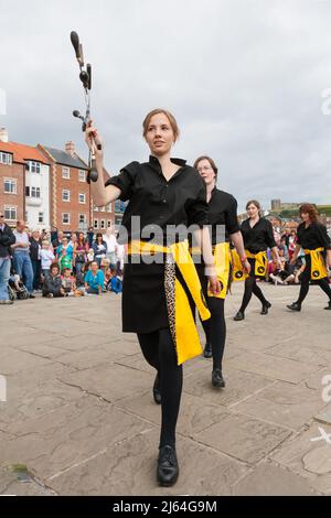 Peitsche das Cat-Rapper- und Clog-Tanzteam bei der Whitby Folk Week Stockfoto