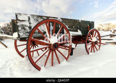 Schneebedeckter Wagen im Golden History Park, Golden, Colorado, USA Stockfoto