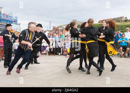 Peitsche das Cat-Rapper- und Clog-Tanzteam bei der Whitby Folk Week Stockfoto