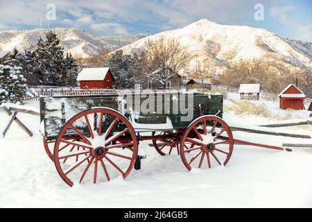 Schneebedeckter Wagen im Golden History Park, Golden, Colorado, USA Stockfoto