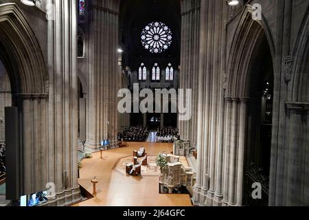 Washington, Vereinigte Staaten. 27. April 2022. Beerdigung der ehemaligen Außenministerin Madeleine Albright in der National Cathedral in Washington, DC, USA am 27. April 2022. Quelle: Yuri Gripas/Pool via CNP/dpa/Alamy Live News Stockfoto