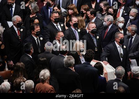 Washington, Vereinigte Staaten. 27. April 2022. Beerdigung der ehemaligen Außenministerin Madeleine Albright in der National Cathedral in Washington, DC, USA am 27. April 2022. Quelle: Yuri Gripas/Pool via CNP/dpa/Alamy Live News Stockfoto