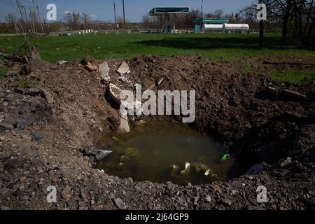 Charkiw, Ukraine. 26. April 2022. Eine Kiste ist nach einem früheren russischen Beschuss in einem Wohngebiet in Charkiw, Ukraine, am 26. April 2022 sichtbar. Damit nicht drei Zivilisten getötet und vier verletzt wurden, indem russische Beschuss die Stadt beschossen hat. Russland hat mit einer „doppelten Zapfenmethode“ beschossen, was bedeutet, dass Russland den gleichen Ort oft innerhalb von 20-30 Minuten beschossen hat und am zuvor getroffenen Ort Menschen wie Sanitäter und Feuerwehrleute verletzt oder getötet hat. (Bild: © Daniel Carde/ZUMA Press Wire) Bild: ZUMA Press, Inc./Alamy Live News Stockfoto