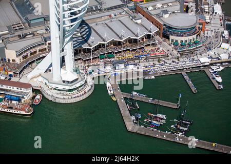 Der Spinnaker Tower in Portsmouth ist das Segel des Solents. Ein 170 Meter hoher Turm bietet spektakuläre Ausblicke und außergewöhnliche Erlebnisse. Stockfoto