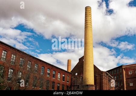 Ein Blick auf die alten Gebäude von Lowell Mills vom Parkplatz des Lowell Visitors Center in Lowell, Massachusetts. Stockfoto