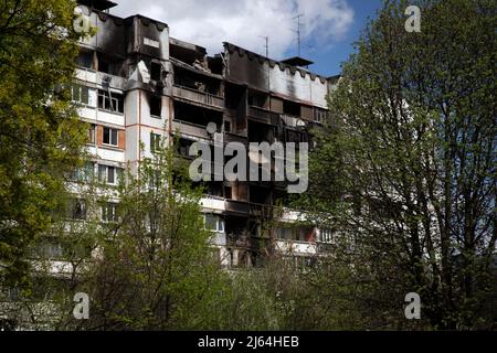 Charkiw, Ukraine. 26. April 2022. Schäden an einem Gebäude sind nach einem früheren russischen Beschuss in einem Wohngebiet in Charkiw, Ukraine, am 26. April 2022 sichtbar. Damit nicht drei Zivilisten getötet und vier verletzt wurden, indem russische Beschuss die Stadt beschossen hat. Russland hat mit einer „doppelten Zapfenmethode“ beschossen, was bedeutet, dass Russland den gleichen Ort oft innerhalb von 20-30 Minuten beschossen hat und am zuvor getroffenen Ort Menschen wie Sanitäter und Feuerwehrleute verletzt oder getötet hat. (Bild: © Daniel Carde/ZUMA Press Wire) Bild: ZUMA Press, Inc./Alamy Live News Stockfoto