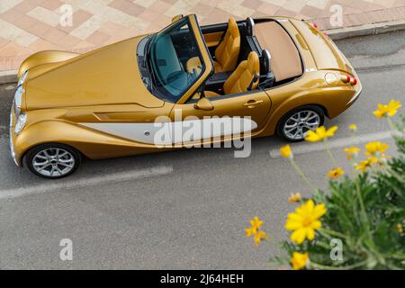 Exklusives Oldtimer steht auf engen kleinen Straßen, Nachbildung auf dem berühmten Cabriolet in der französischen Riviera, Cap Ferrat, Retro-Typ, Goldfarbe Stockfoto