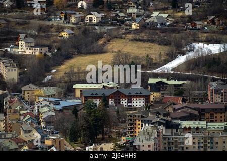 Briancon, Frankreich - 15 Mar 2022: Luftaufnahme der Skigebiete in Briancon mit einer Skipiste im Hintergrund Stockfoto