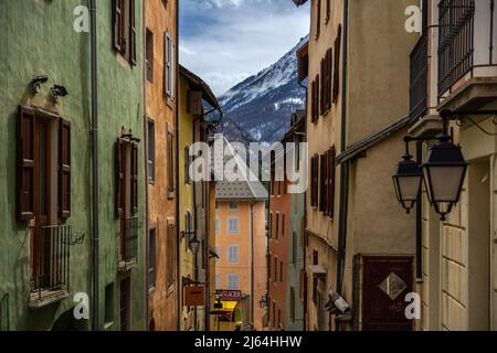 Briancon, Frankreich - 15 Mär 2022: Schöne französische Straße mit einem wunderschönen Bergpanorama, die schönsten Straßen der Welt Tapete Stockfoto