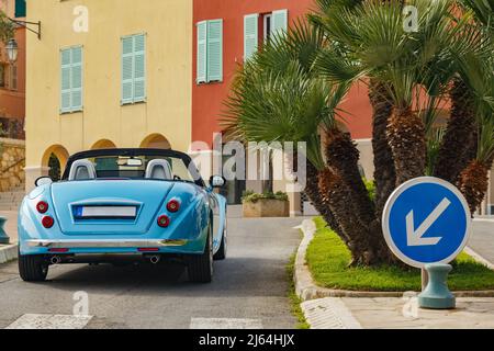 Exklusives Oldtimer steht auf engen kleinen Straßen, Nachbildung auf dem berühmten Cabriolet in der französischen Riviera, Cap Ferrat, Retro-Typ, blaue Farbe Stockfoto