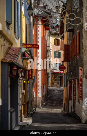 Briancon, Frankreich - 15 Mar 2022: Bunte mittelalterliche Straße von Briancon mit Holzschildern, schönsten Straßen der Welt Tapete Stockfoto