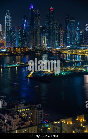 Dubai, VAE - 05. Dezember 2021: Luftaufnahme der Wolkenkratzer der Dubai Marina bei Nacht. Stadtbild in Dubai bei Nacht Stockfoto