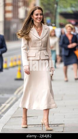 London, Großbritannien. 27. April 2022. Catherine, Herzogin von Cambridge, Patron, und das Royal College of Obstetricians and Gynecologists (RCOG) besuchen die RCM- und RCOGs-Hauptquartiere in London, England. Kredit: Anwar Hussein Stockfoto