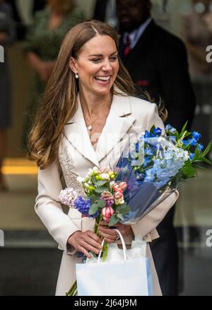 London, Großbritannien. 27. April 2022. Catherine, Herzogin von Cambridge, Patron, und das Royal College of Obstetricians and Gynecologists (RCOG) besuchen die RCM- und RCOGs-Hauptquartiere in London, England. Kredit: Anwar Hussein Stockfoto