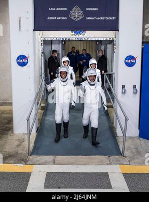 International Space Station, Vereinigte Staaten von Amerika. 27. April 2022. NASA-Astronauten Robert Hines, links, Kjell Lindgren, rechts, Jessica Watkins, Hinten links winken die ESA-Astronautin Samantha Cristoforetti, als sie das Neil A. Armstrong Operations and Checkout Building zum Launch Complex 39A verlassen und an Bord der SpaceX Falcon 9-Rakete im Kennedy Space Center, 26. April 2022 in Cape Canaveral, Florida, gehen. Quelle: Aubrey Gemignani/NASA Photo/Alamy Live News Stockfoto