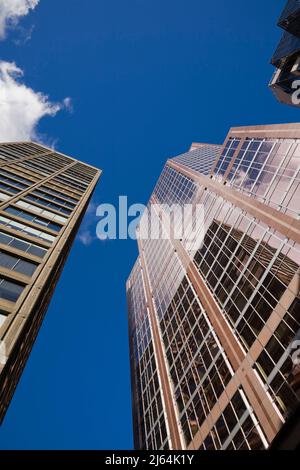 Moderne Bürogebäude mit blauem Himmel, Montreal, Quebec, Kanada. Stockfoto