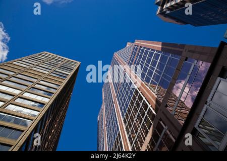 Moderne Bürogebäude mit blauem Himmel, Montreal, Quebec, Kanada. Stockfoto