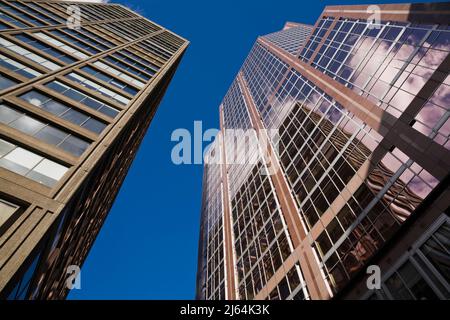 Moderne Bürogebäude mit blauem Himmel, Montreal, Quebec, Kanada. Stockfoto