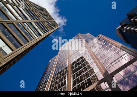 Moderne Bürogebäude mit blauem Himmel, Montreal, Quebec, Kanada. Stockfoto