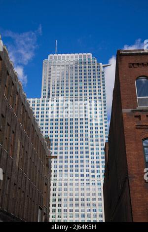 Blick auf einen modernen, architektonischen Büroturm zwischen zwei älteren Gebäuden, Montreal, Quebec, Kanada. Stockfoto