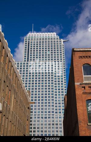 Blick auf einen modernen, architektonischen Büroturm zwischen zwei älteren Gebäuden, Montreal, Quebec, Kanada. Stockfoto