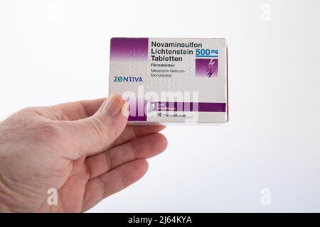 WETZLAR, DEUTSCHLAND - 2022-04-05: Novaminulfon Lichtenstein Pills 500mg - ist ein verschreibungspflichtiger Painkiller mit dem Wirkstoff Metamizol. Stockfoto