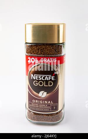 WETZLAR, DEUTSCHLAND - 2022-04-05: Nescafe Gold Instant Coffee weißer Hintergrund. Stockfoto