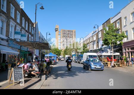 Golborne Road führt zum berühmten Brutalist-Apartmentblock Trellick Tower, North Kensington, West London, England, Großbritannien. Architekt: Erno Goldfinger Stockfoto