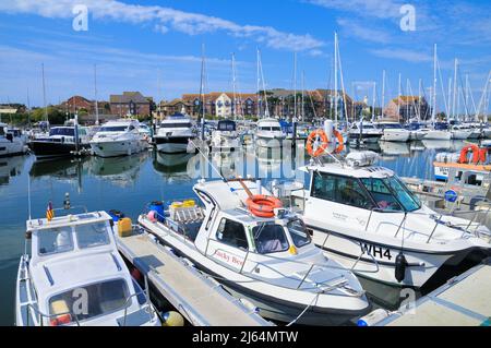 Boote in Weymouth Marina, einer modernen, zweckmäßig gebauten Marina mit über 280 festen und besuchenden Liegeplätzen im inneren Hafen von Weymouth, Dorset, England, Großbritannien Stockfoto