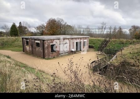 Der Werkzeugladen in Reigate Fort, Surrey, wurde für die Lagerung von Ausrüstung und Munitionsmaterial gebaut. Reigate Fort wurde 1898 als Teil des Londoner Verteidigungsministeriums erbaut. Stockfoto