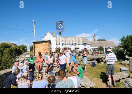 Menschen, die Speisen und Getränke im Square and Compass genießen, einem preisgekrönten Pub im Dorf Worth Matravers, Isle of Purbeck, Dorset, England, Großbritannien Stockfoto