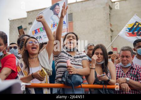 Barranquilla, Kolumbien. 27. April 2022. Die Anhänger von Francia Marquez demonstrieren und reagieren mit Fahnen und Tänzen während der Vize-Präsidentschaftskampagne des linken Kandidaten, der den Kollegen Gustavo Petro kandidiert, und Francia Marquez, der am 27. April 2022 für die politische Partei „Pacto Historico“ in Barranquilla, Kolumbien, wirbt. Foto von: Roxana Charris/Long Visual Press Credit: Long Visual Press/Alamy Live News Stockfoto